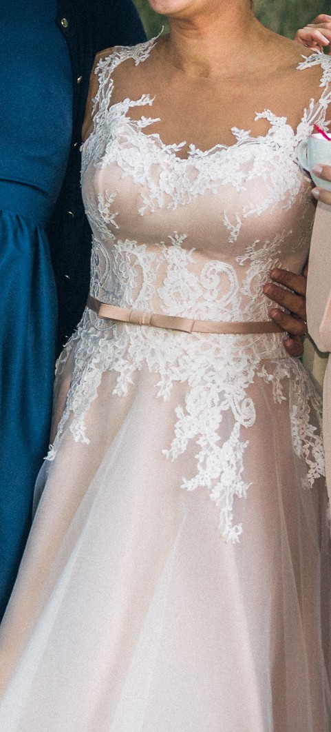 Elegante trouwjurk met kanten top, blush ondertoon én bijpassende onderjurk