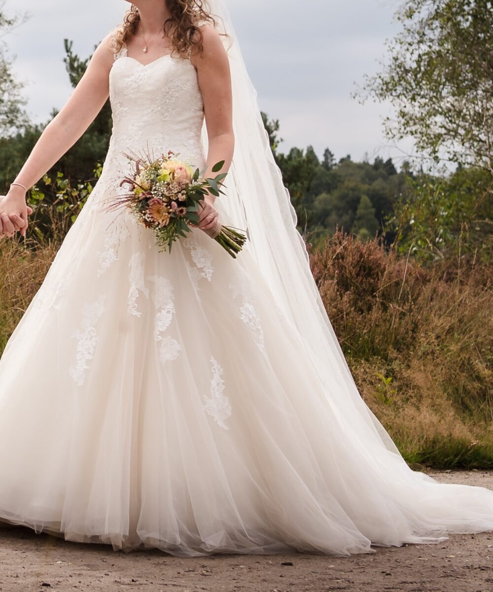 Romantische trouwjurk incl. sluier, als nieuw (1x gedragen, direct gereinigd)