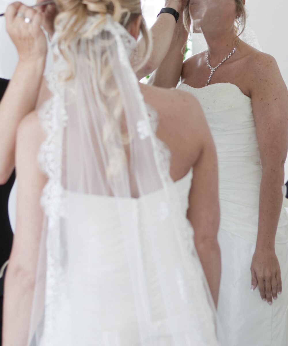 Prachtige satijnen bruidsjurk, met een lange sluier van kant