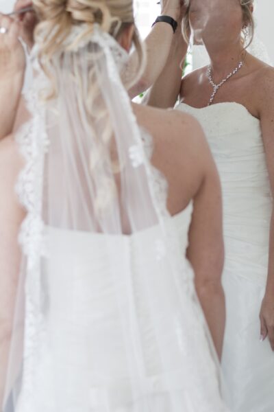 Prachtige satijnen bruidsjurk, met een lange sluier van kant