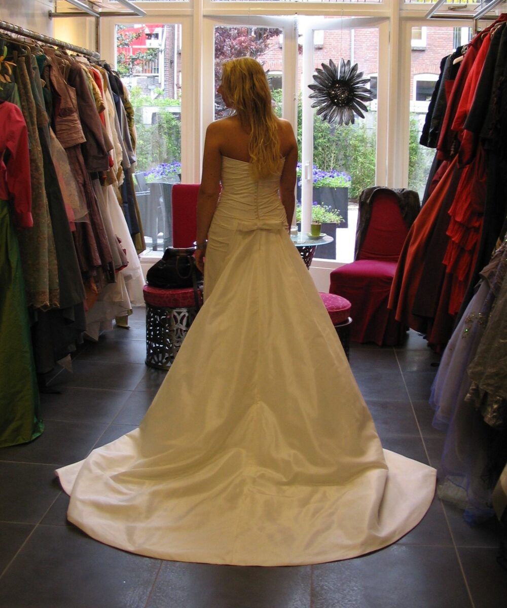 Prachtige satijnen bruidsjurk, met een lange sluier van kant