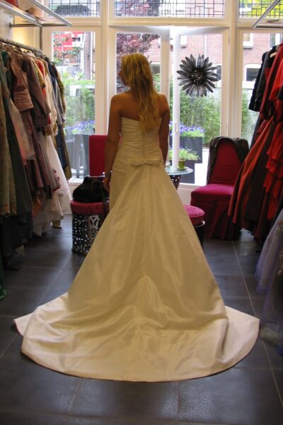 Prachtige satijnen bruidsjurk, met een lange sluier van kant