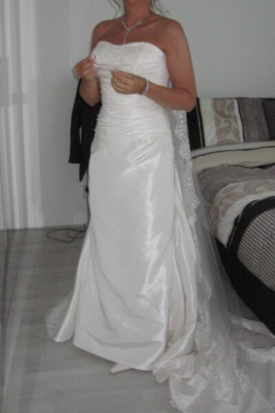 Prachtige satijnen bruidsjurk, met een lange sluier van kant