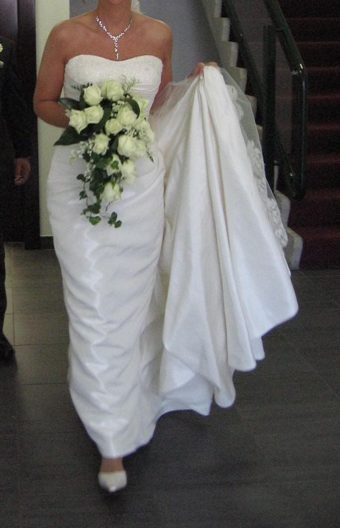 Prachtige satijnen bruidsjurk, met een lange sluier van kant