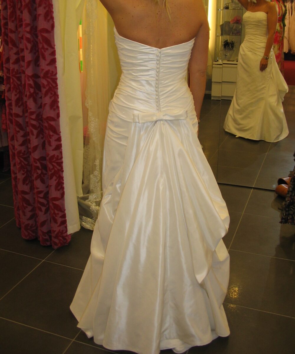 Prachtige satijnen bruidsjurk, met een lange sluier van kant