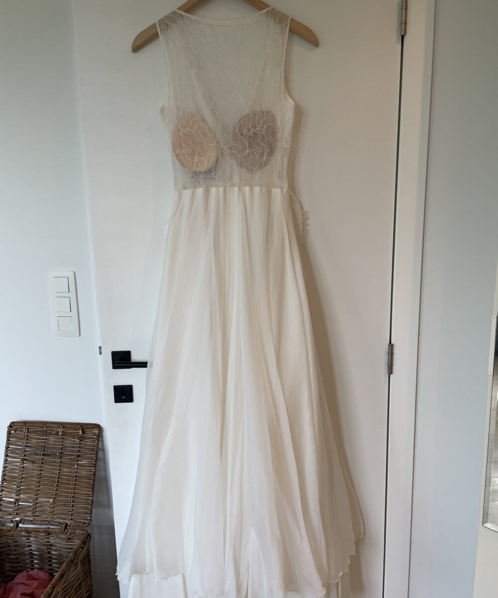 Zijde trouwjurk met kanten rug