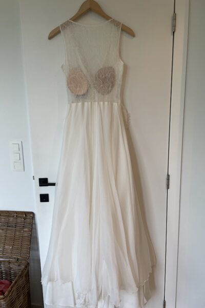 Zijde trouwjurk met kanten rug