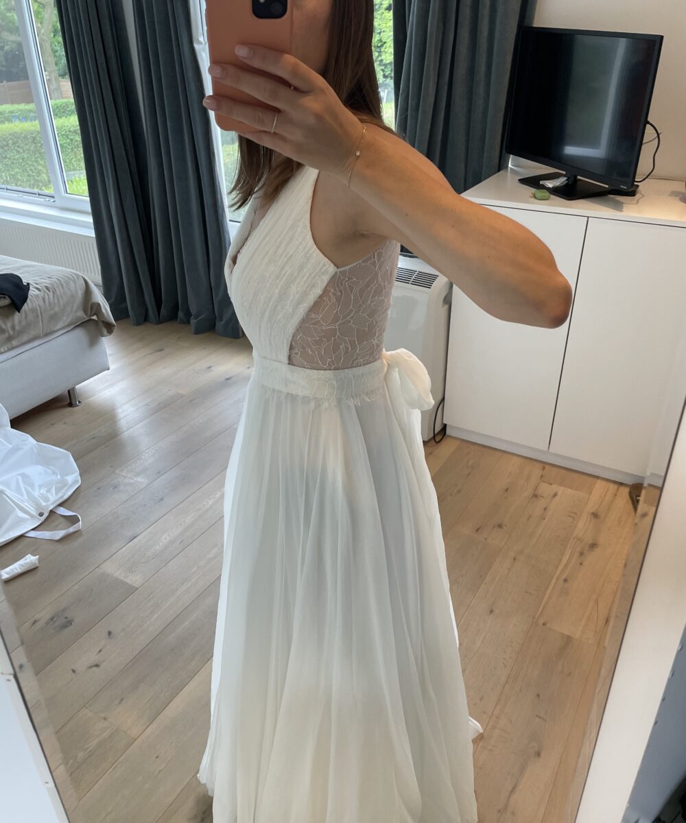 Zijde trouwjurk met kanten rug