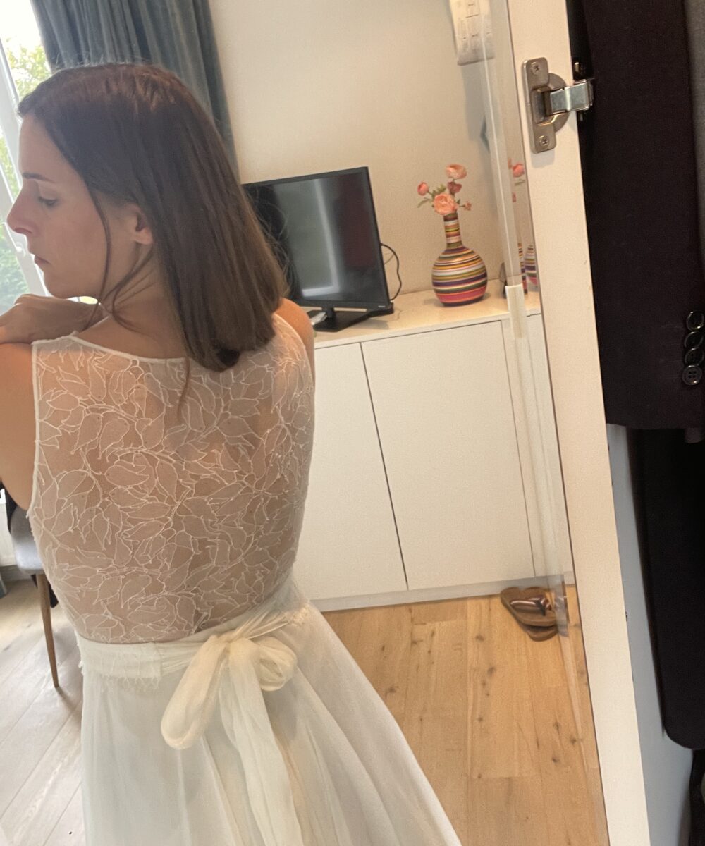 Zijde trouwjurk met kanten rug