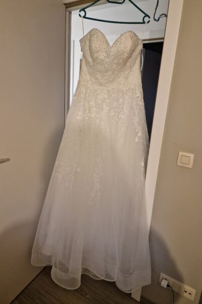 Trouwkleed van Jarice. Niet gedragen, geen retouches/veranderingen aan gedaan. Wegens aankoop ander Trouwkleed.