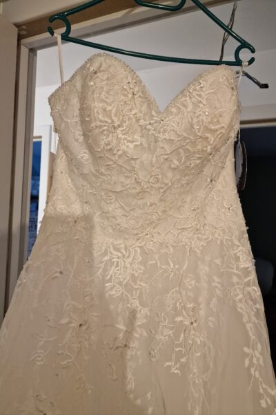 Trouwkleed van Jarice. Niet gedragen, geen retouches/veranderingen aan gedaan. Wegens aankoop ander Trouwkleed.