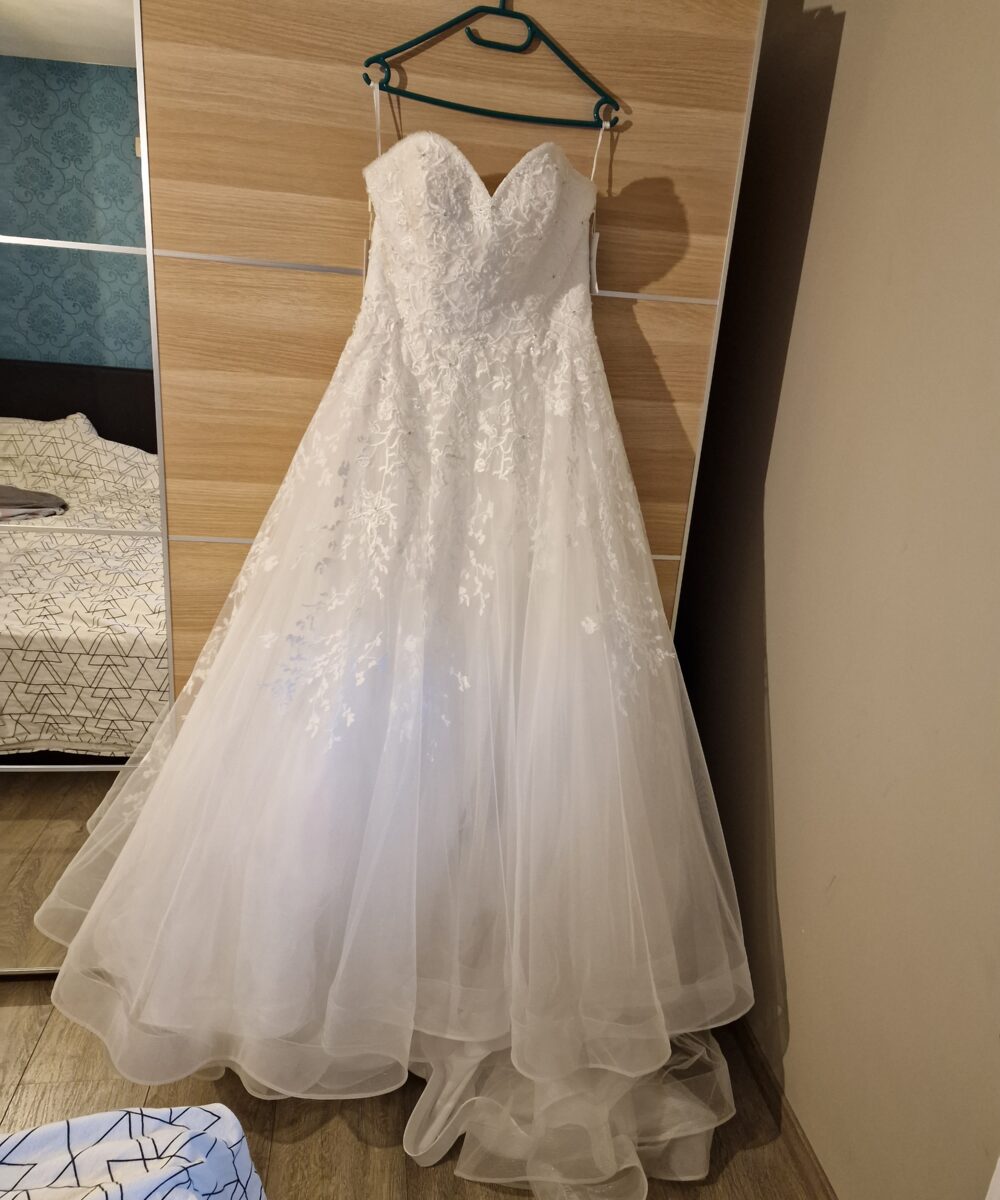 Trouwkleed van Jarice. Niet gedragen, geen retouches/veranderingen aan gedaan. Wegens aankoop ander Trouwkleed.