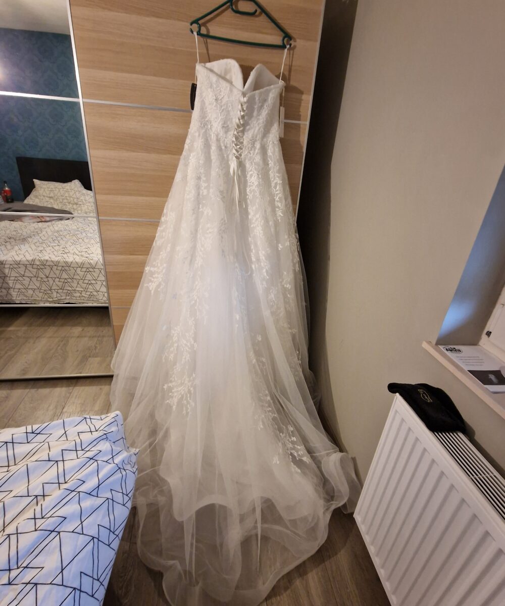 Trouwkleed van Jarice. Niet gedragen, geen retouches/veranderingen aan gedaan. Wegens aankoop ander Trouwkleed.