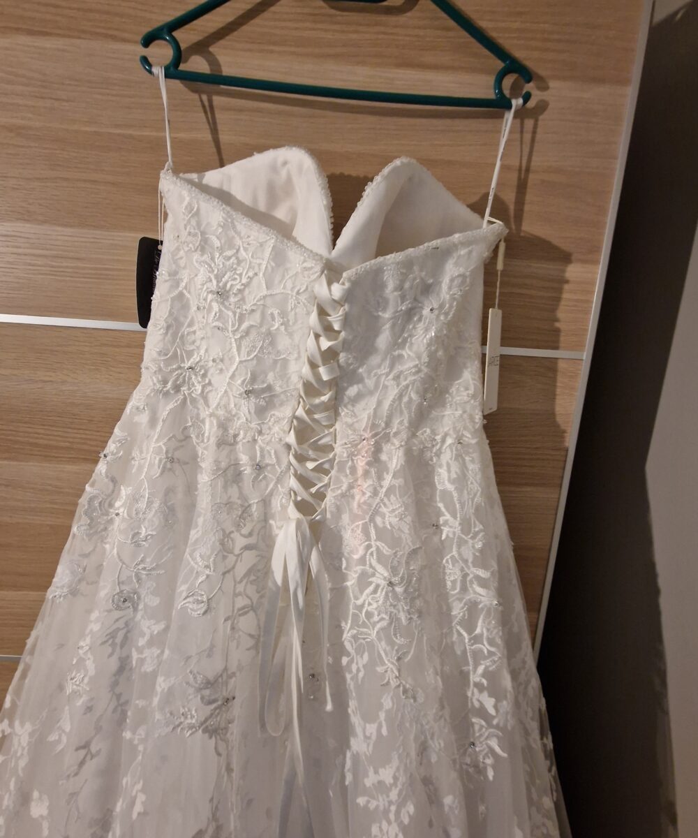 Trouwkleed van Jarice. Niet gedragen, geen retouches/veranderingen aan gedaan. Wegens aankoop ander Trouwkleed.