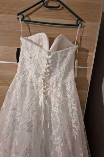 Trouwkleed van Jarice. Niet gedragen, geen retouches/veranderingen aan gedaan. Wegens aankoop ander Trouwkleed.