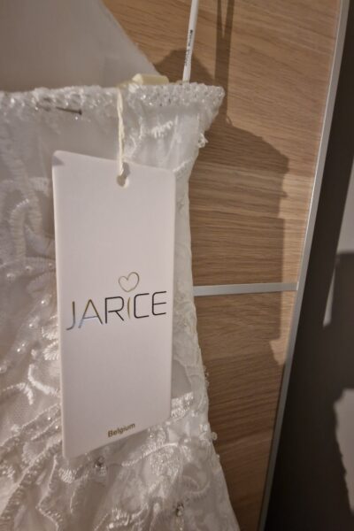 Trouwkleed van Jarice. Niet gedragen, geen retouches/veranderingen aan gedaan. Wegens aankoop ander Trouwkleed.