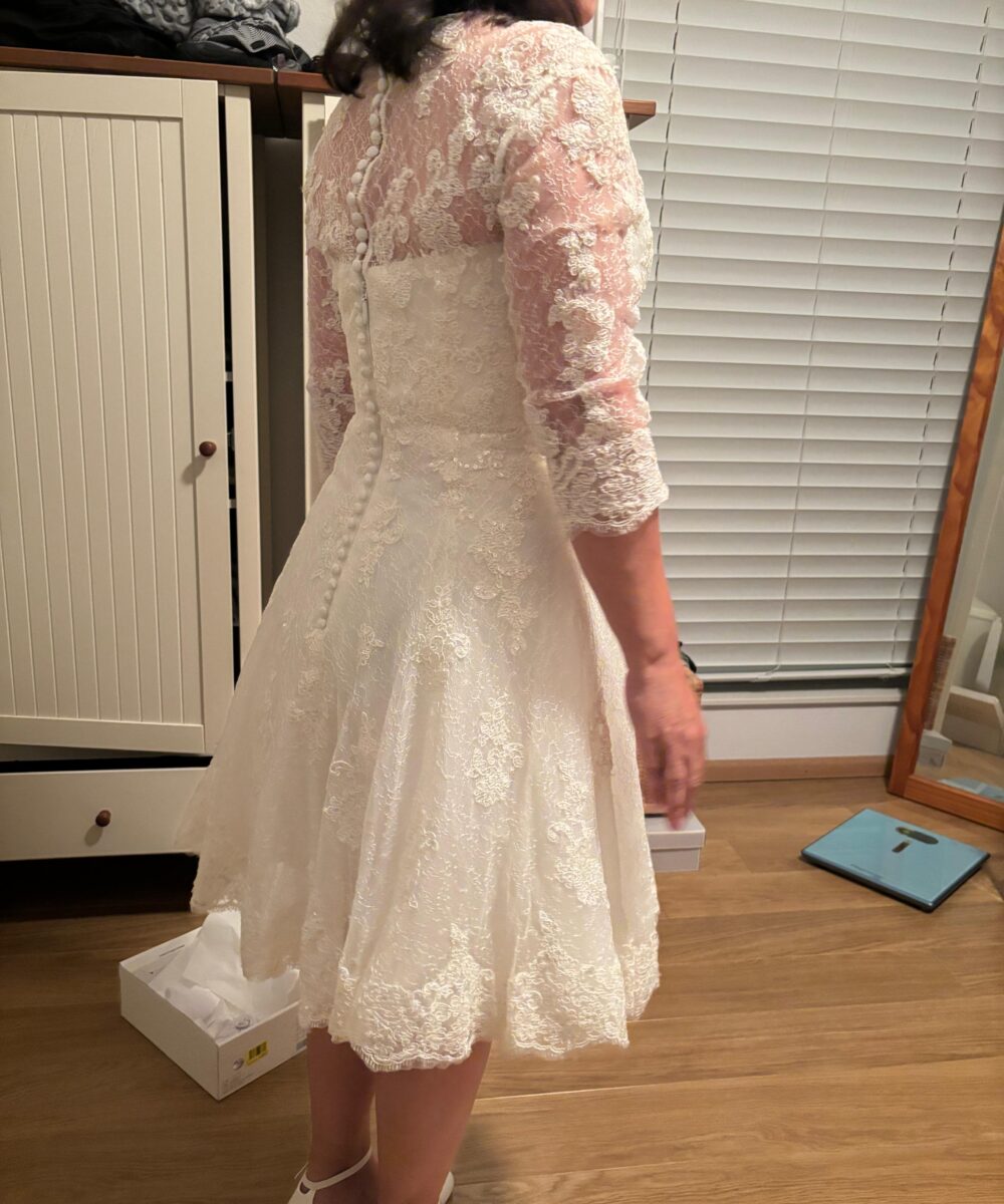 Prachtige korte trouwjurk van het merk San Patrick. Gloednieuw, met prijskaartje