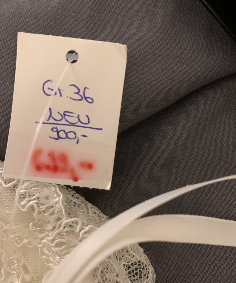 Prachtige korte trouwjurk van het merk San Patrick. Gloednieuw, met prijskaartje