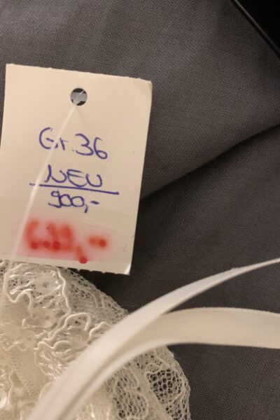 Prachtige korte trouwjurk van het merk San Patrick. Gloednieuw, met prijskaartje