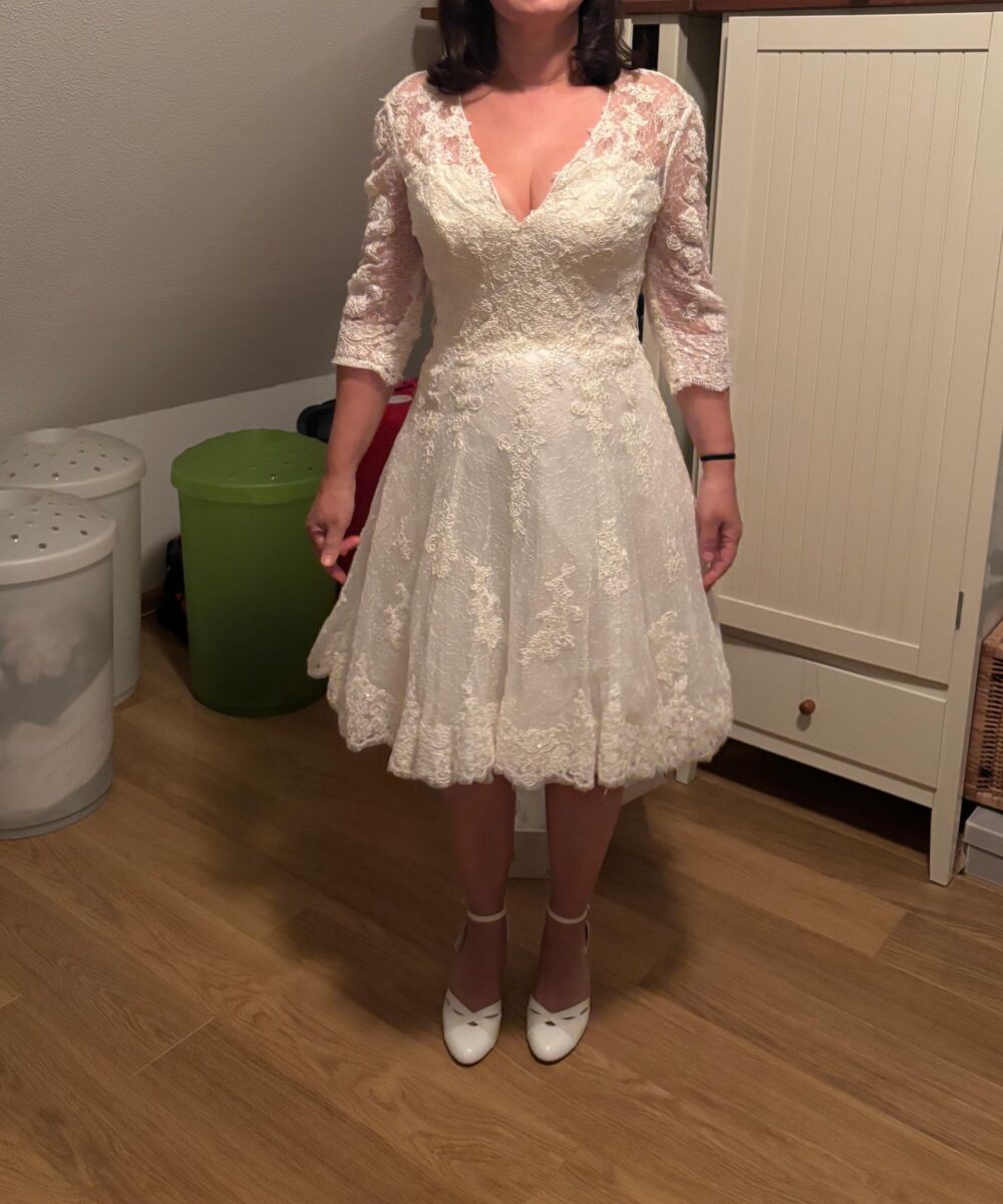 Prachtige korte trouwjurk van het merk San Patrick. Gloednieuw, met prijskaartje