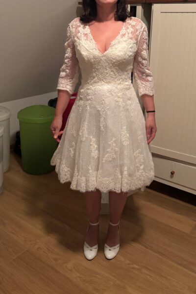 Prachtige korte trouwjurk van het merk San Patrick. Gloednieuw, met prijskaartje