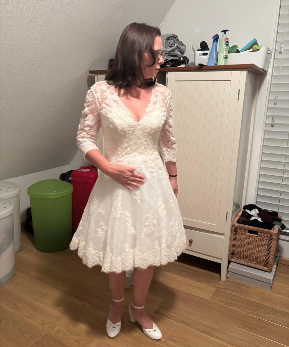 Prachtige korte trouwjurk van het merk San Patrick. Gloednieuw, met prijskaartje