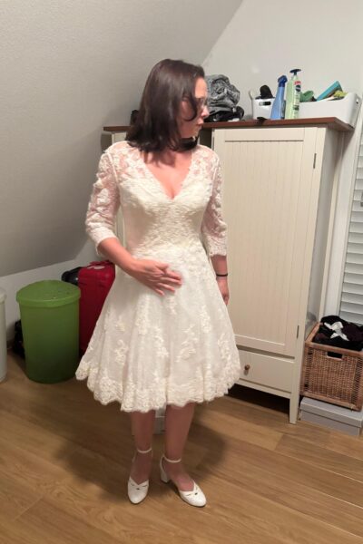 Prachtige korte trouwjurk van het merk San Patrick. Gloednieuw, met prijskaartje