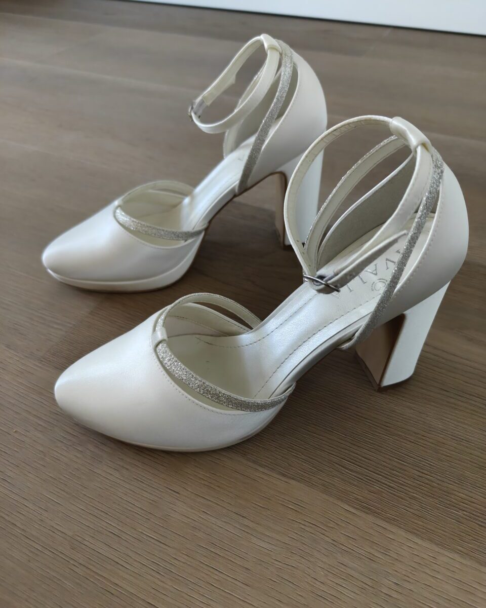 Prachtige ivoor kleurige bruidschoenen te koop