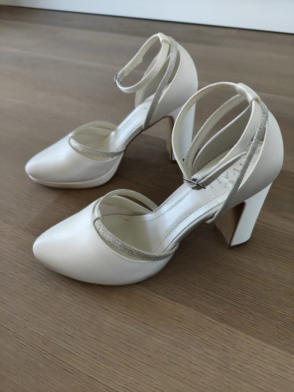 Prachtige ivoor kleurige bruidschoenen te koop