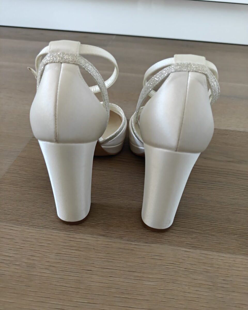 Prachtige ivoor kleurige bruidschoenen te koop