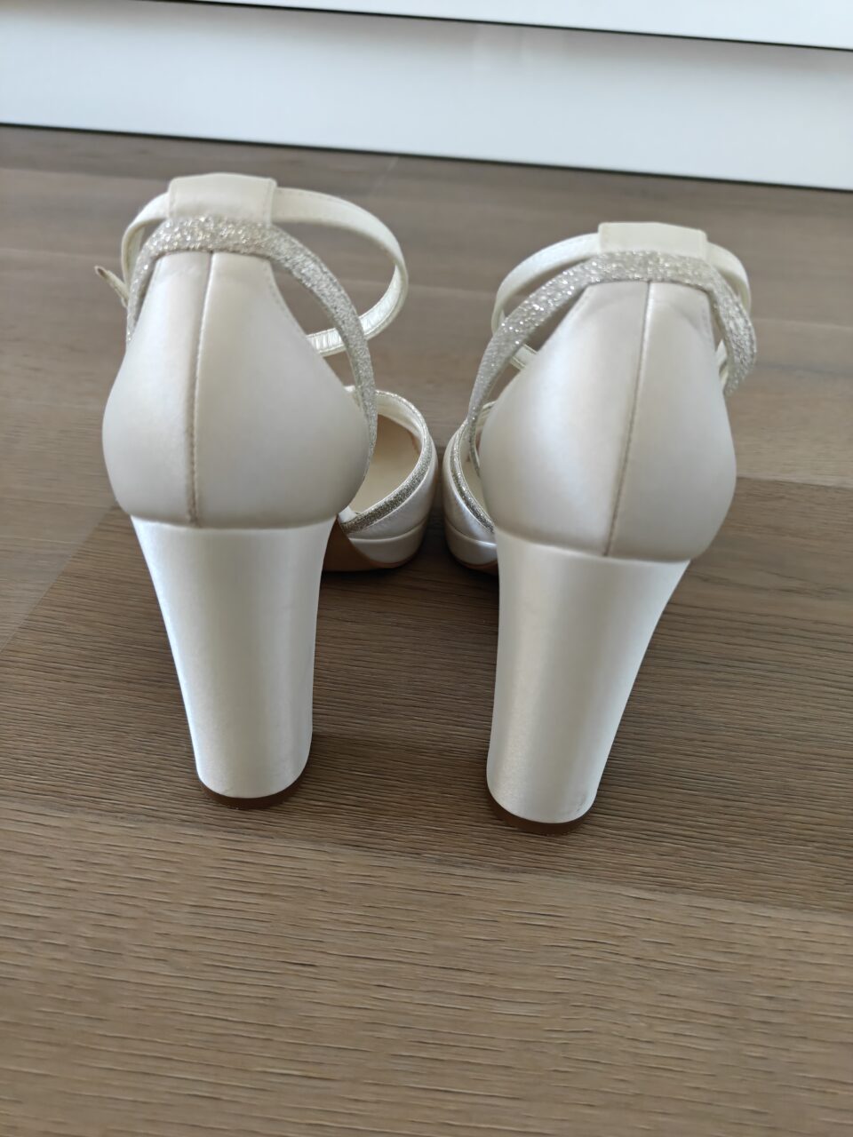 Prachtige ivoor kleurige bruidschoenen te koop