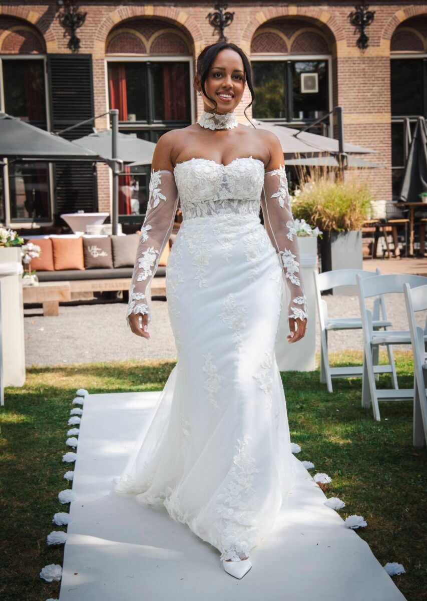 Trouwjurk met chocker en mouwen