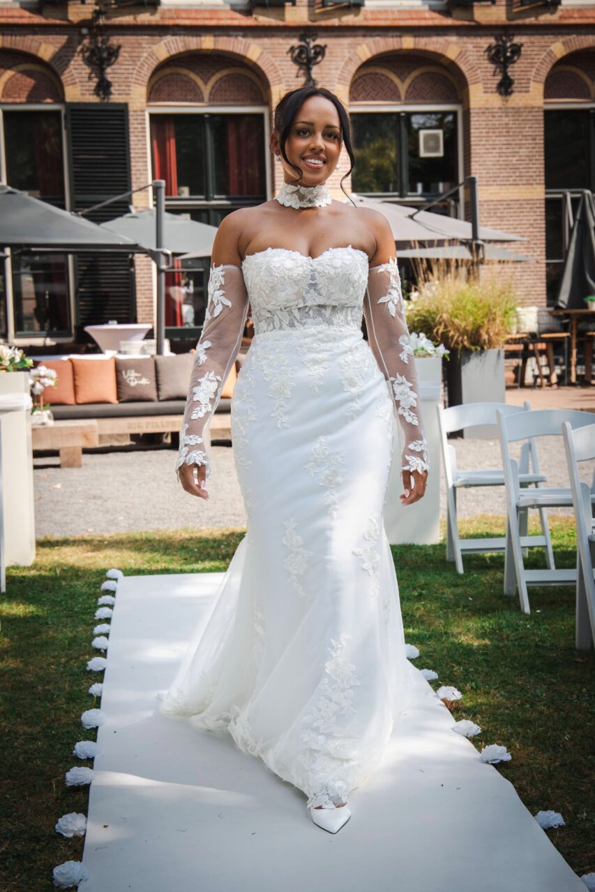 Trouwjurk met chocker en mouwen