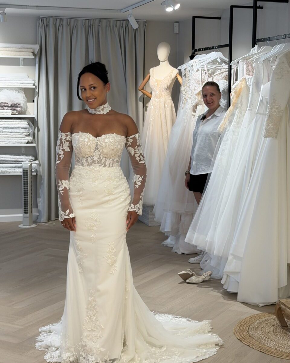 Trouwjurk met chocker en mouwen
