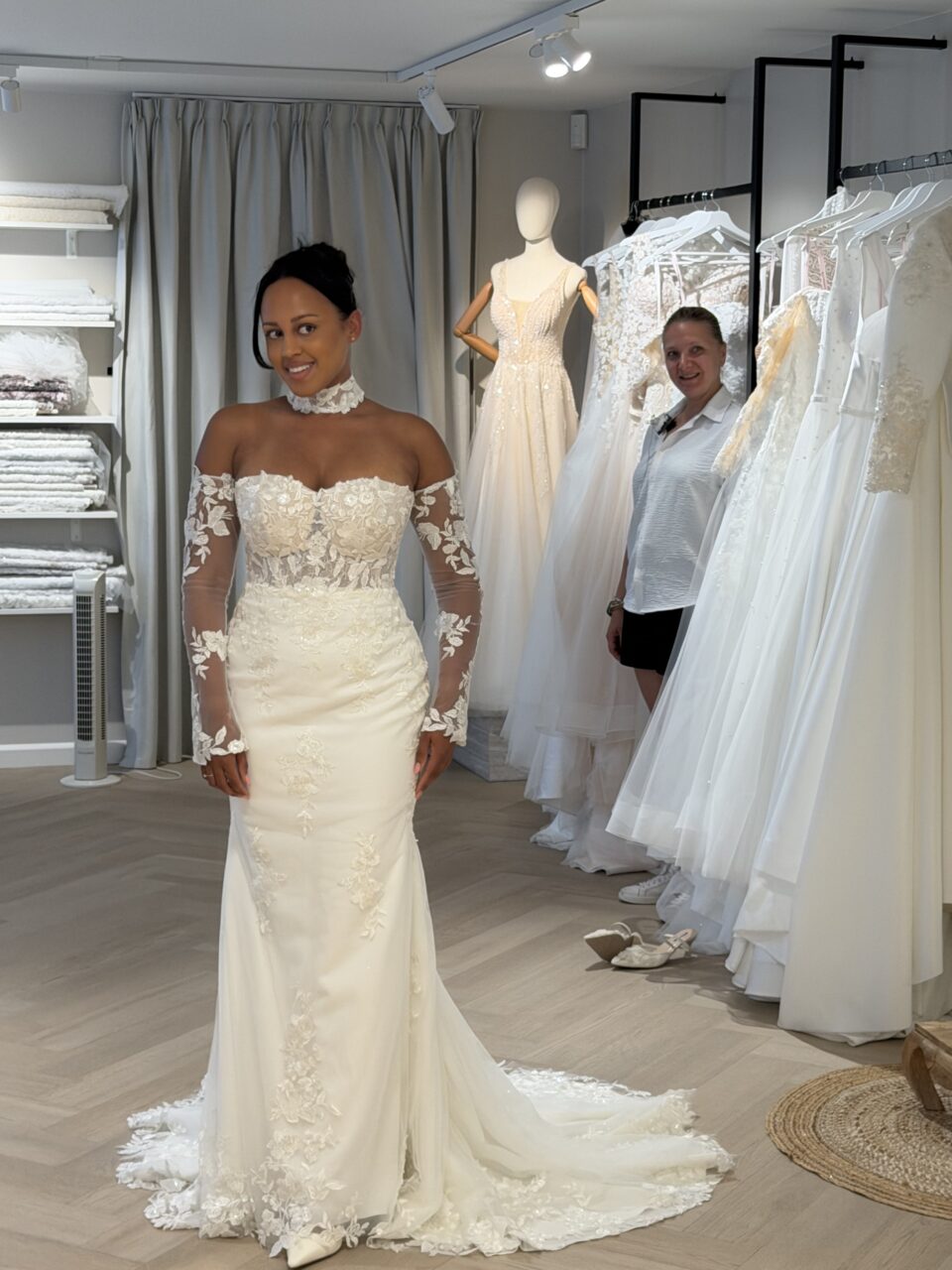 Trouwjurk met chocker en mouwen