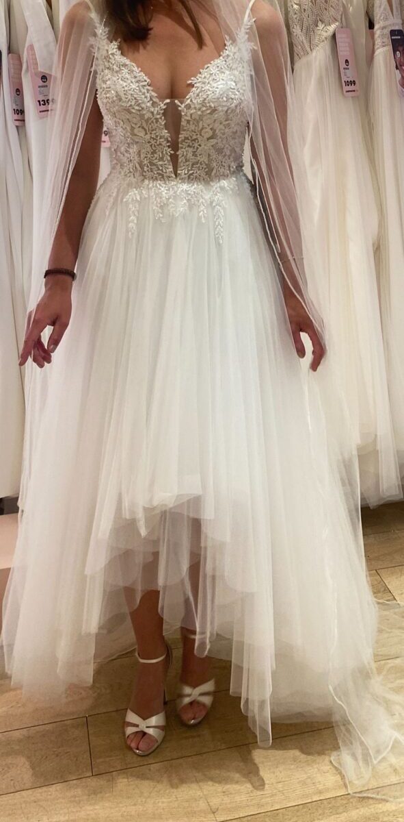 Elegante lange trouwjurk met speelse korte voorkant