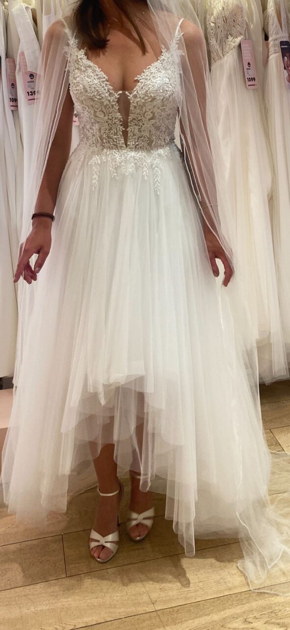 Elegante lange trouwjurk met speelse korte voorkant