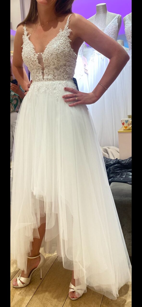 Elegante lange trouwjurk met speelse korte voorkant