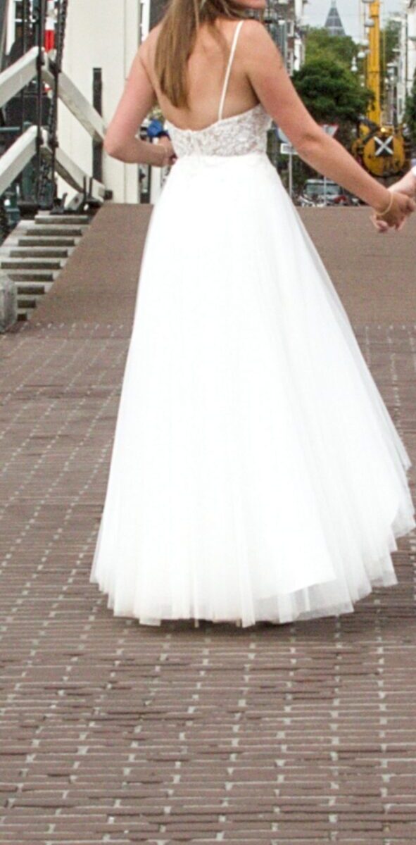 Elegante lange trouwjurk met speelse korte voorkant