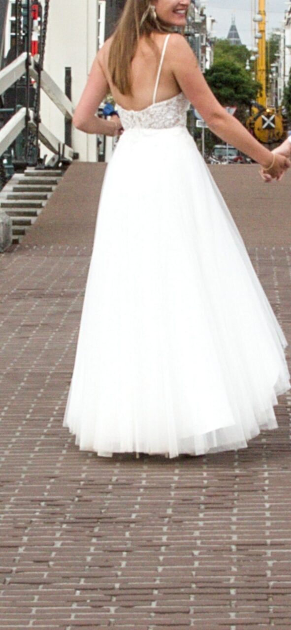Elegante lange trouwjurk met speelse korte voorkant