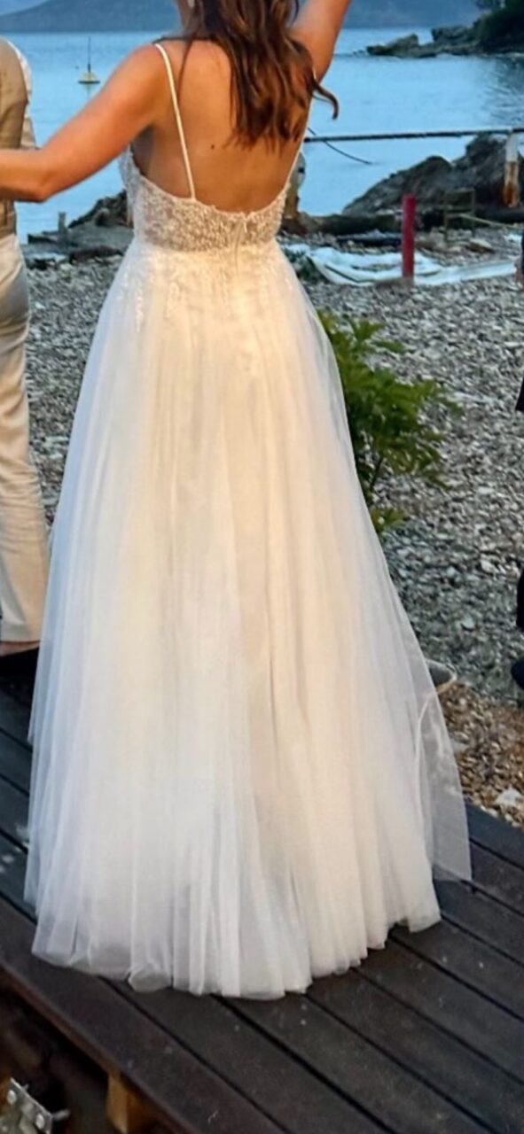 Elegante lange trouwjurk met speelse korte voorkant
