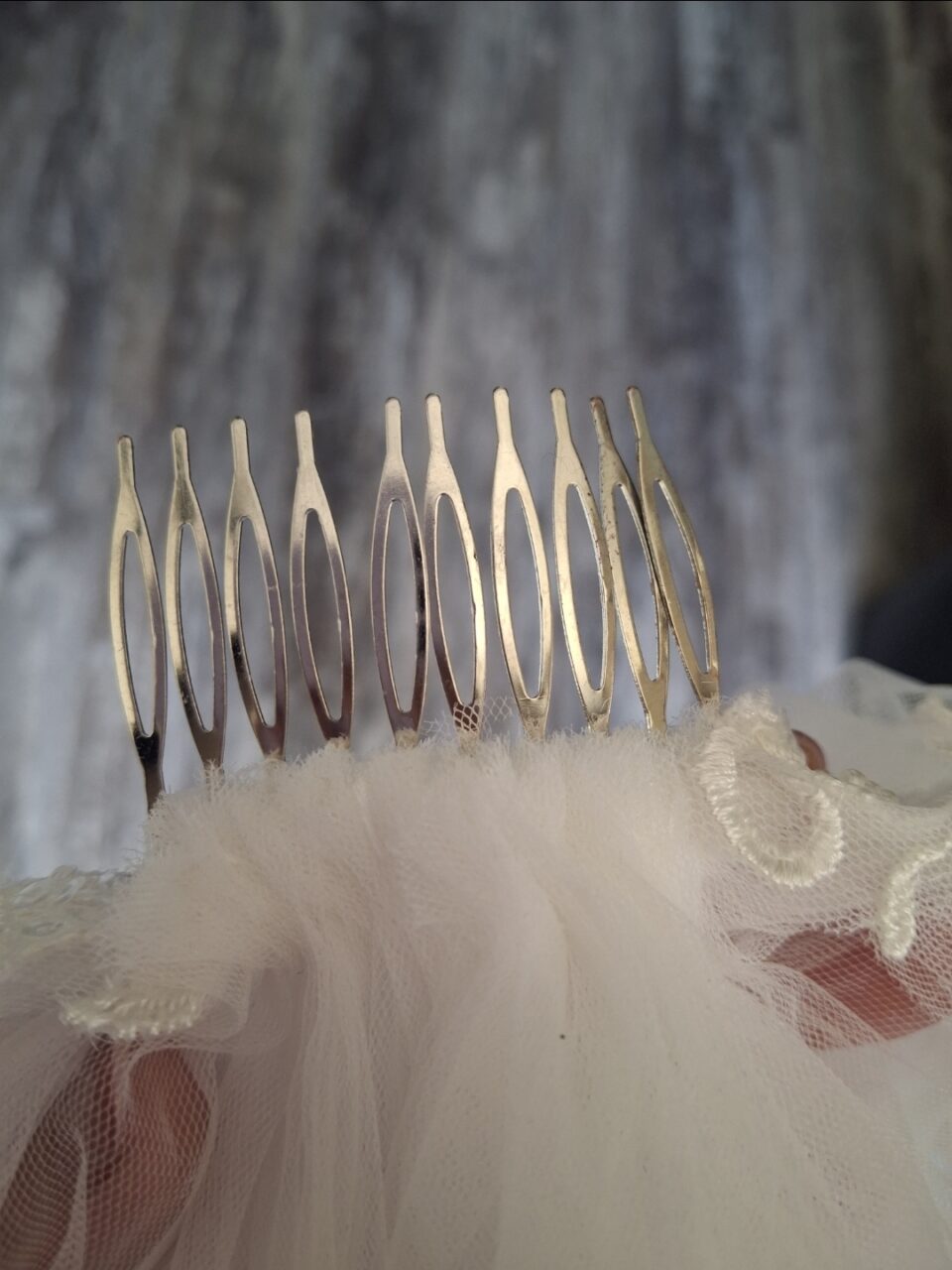 Romantische trouwjurk nooit gedragen ,met elegante split en hele mooie sleep