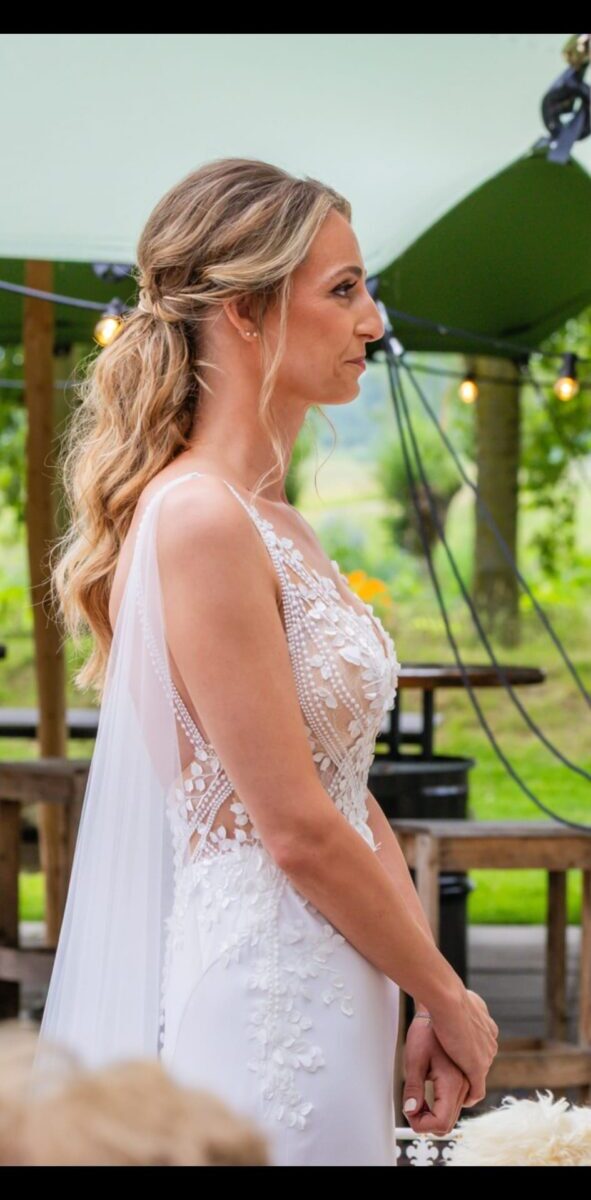 Elegante en vrouwelijke bruidsjapon met mooie details