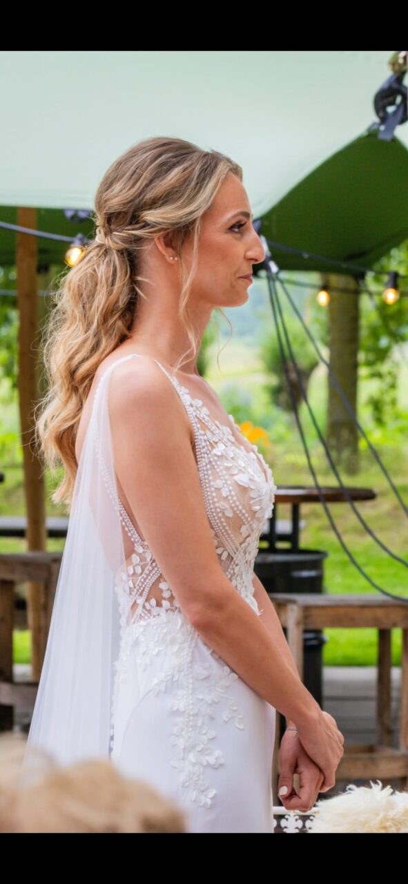 Elegante en vrouwelijke bruidsjapon met mooie details