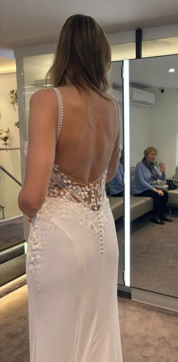 Elegante en vrouwelijke bruidsjapon met mooie details
