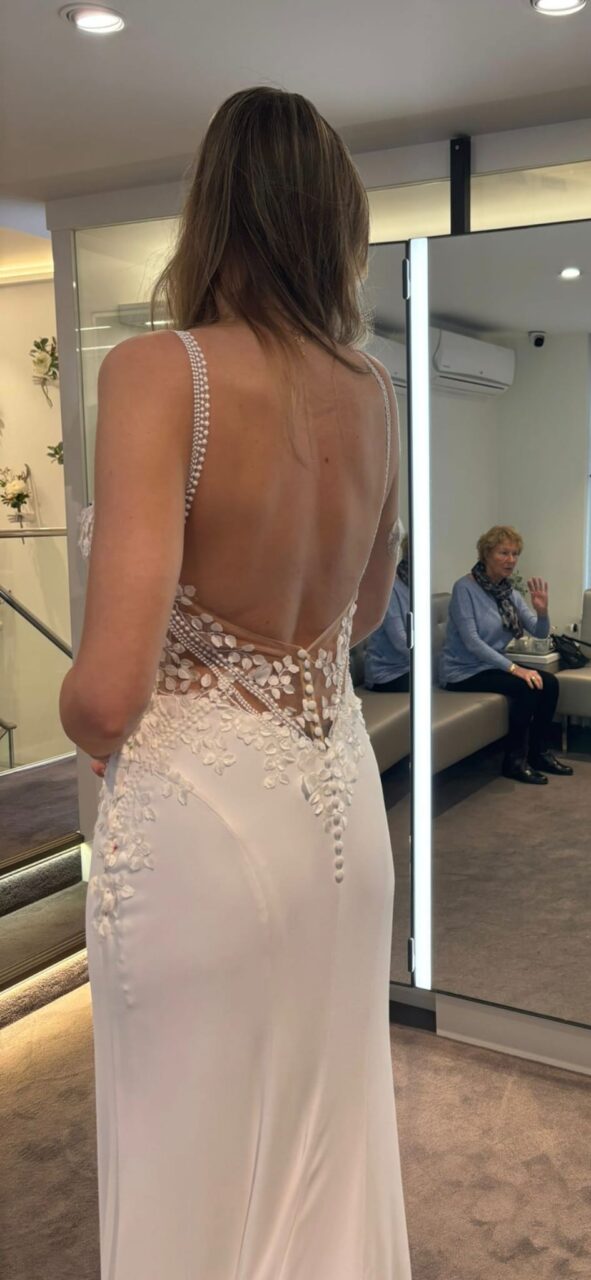 Elegante en vrouwelijke bruidsjapon met mooie details