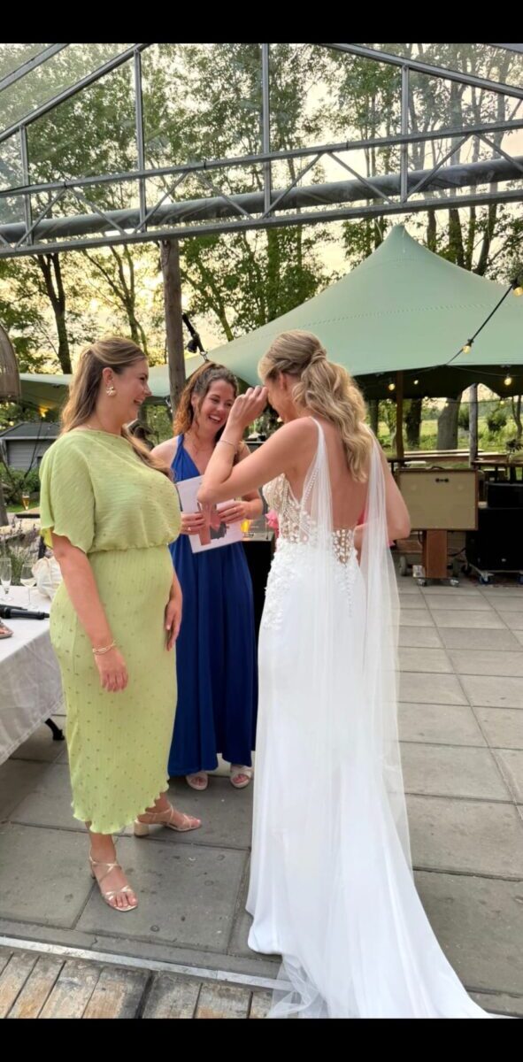 Elegante en vrouwelijke bruidsjapon met mooie details