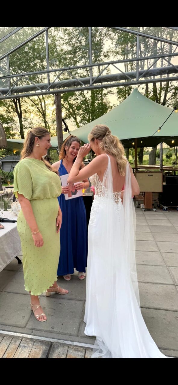 Elegante en vrouwelijke bruidsjapon met mooie details
