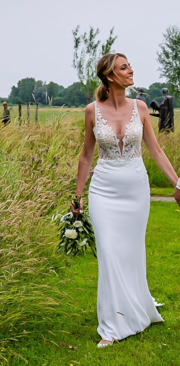 Elegante en vrouwelijke bruidsjapon met mooie details