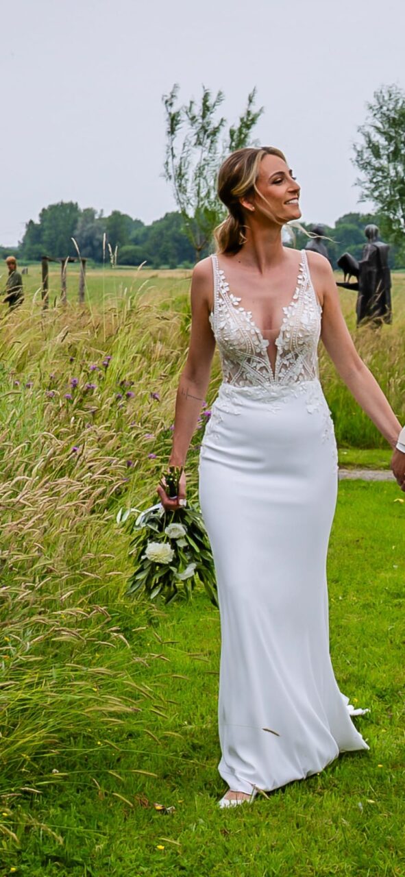 Elegante en vrouwelijke bruidsjapon met mooie details